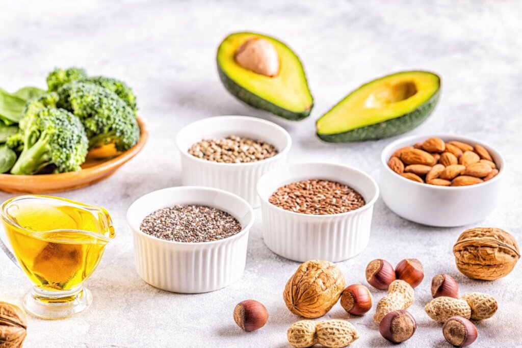 Alimentos com ômega 3 podem ajudar a prevenir inflamações e ressecamento da pele (Imagem: Tatiana Bralnina | Shutterstock)