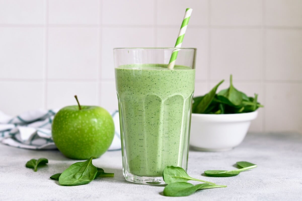 Vitamina de espinafre com maçã  (Imagem: Liliya Kandrashevich | Shutterstock)