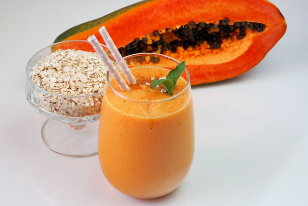 Vitamina de mamão com aveia (Imagem: Nick Alias | Shutterstock) 