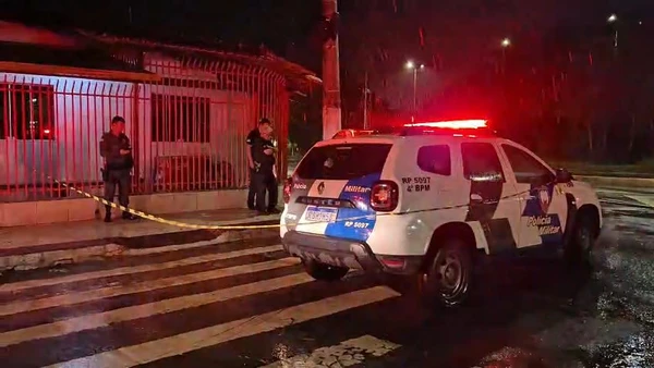 Homem ficou caído no meio da rua, no bairro Araçás, na noite de terça-feira (21)