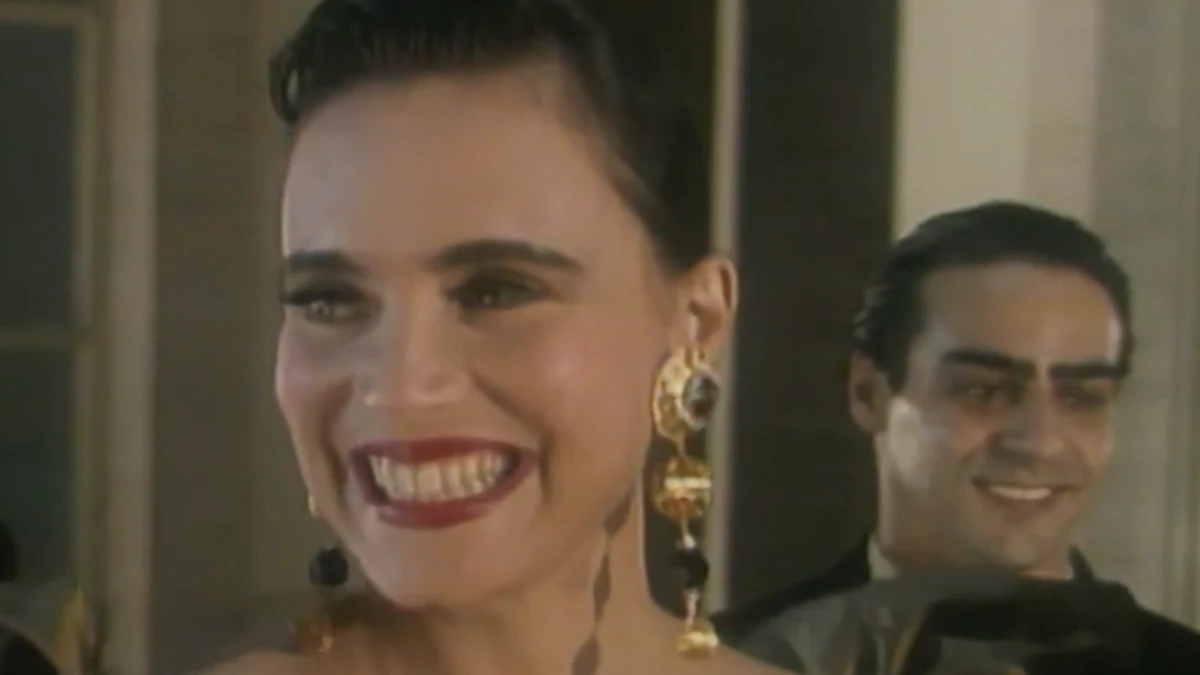 Regina Duarte interpreta Maria do Carmo