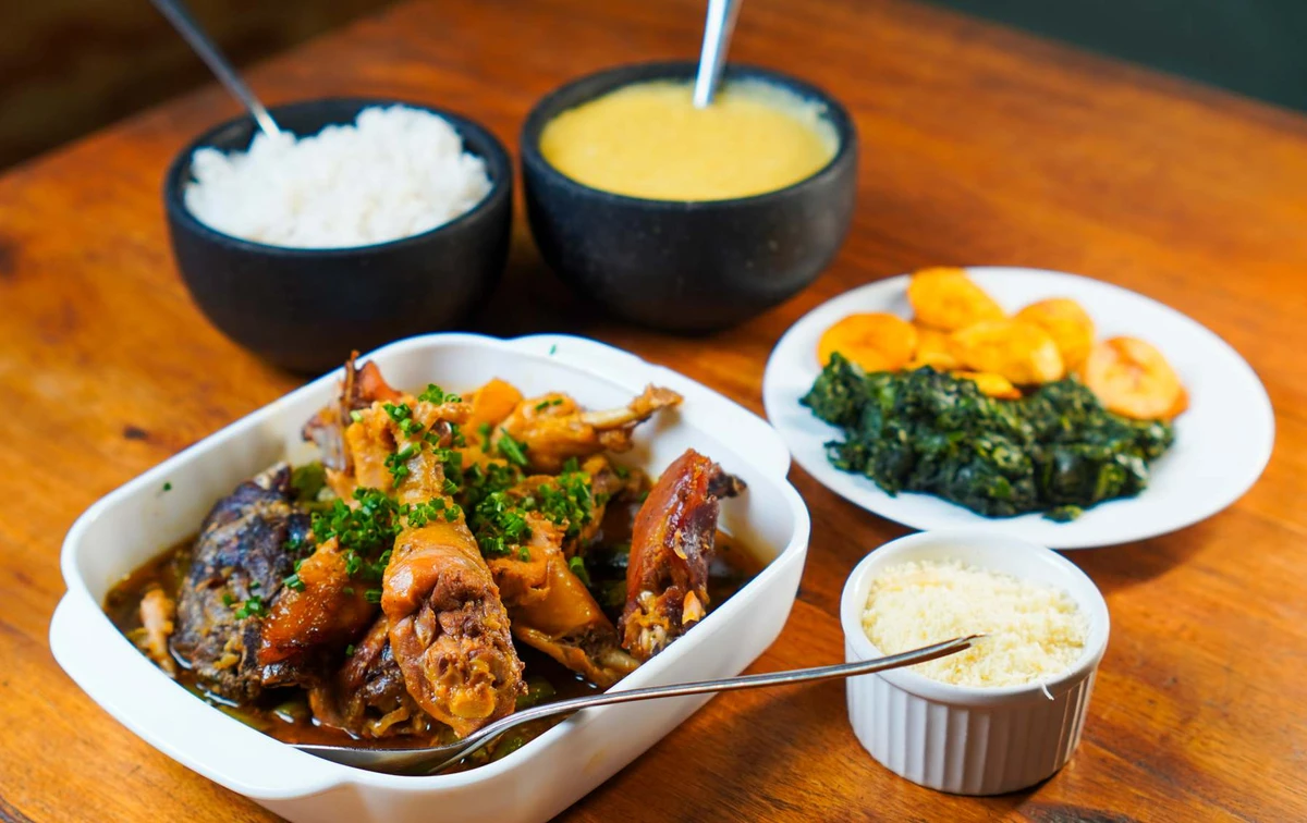 Galinha caipira com quiabo + arroz, polenta, banana frita e taioba do Romanha (a partir de R$ 110/individual) Foto por Acervo/Romanha