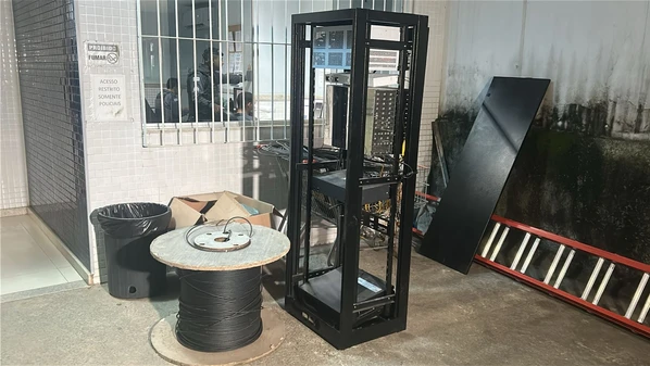 Os quatro suspeitos agiam na região do bairro Santo Antônio, ameaçando moradores e técnicos de operadoras para que somente o serviço clandestino fosse utilizado