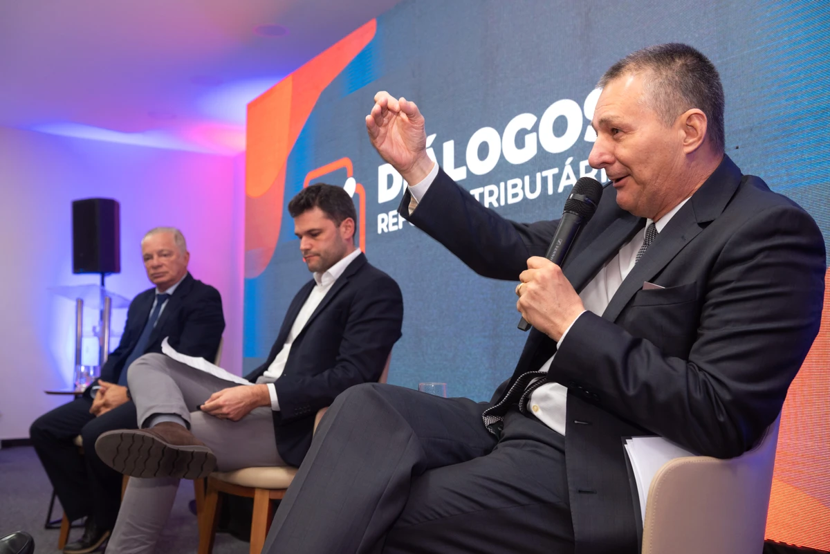 Ao lado de Bruno Negris (ao fundo) e de Abdo Filho (ao centro), Gustavo Guerra destacou os principais desafios de infraestrutura que o Espírito Santo deve superar