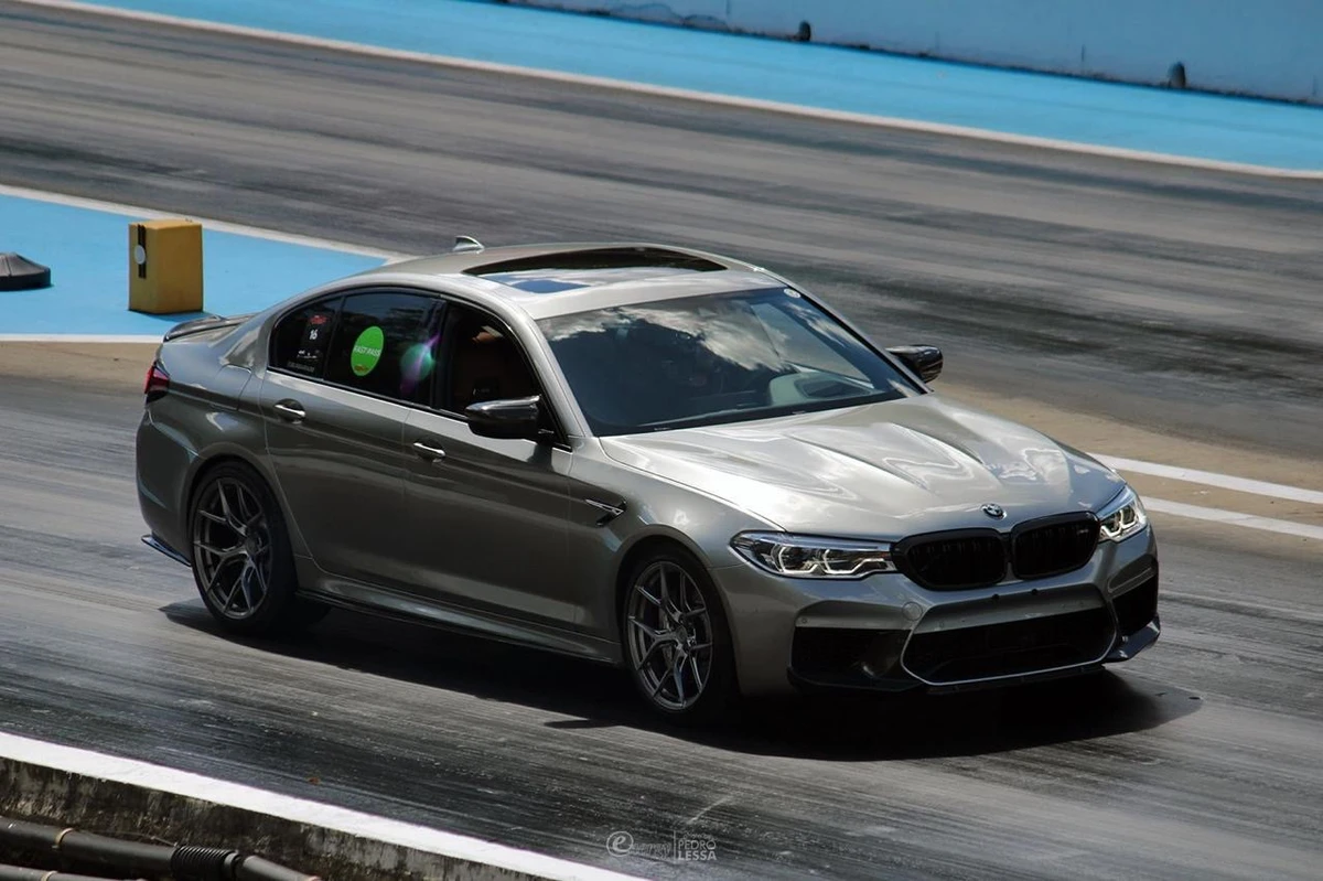 BMW M5 em pista de arrancada