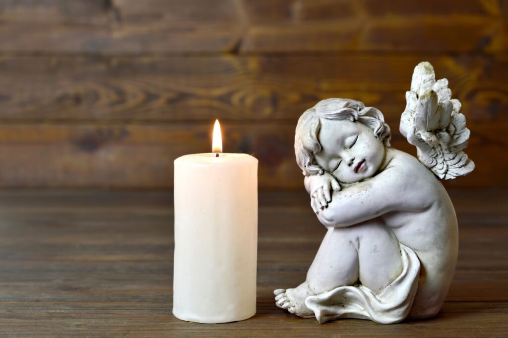 A oração dos 21 dias do Arcanjo Miguel deve ser feita sempre acompanhada de uma vela branca (Imagem: izzzy71 | Shutterstock)