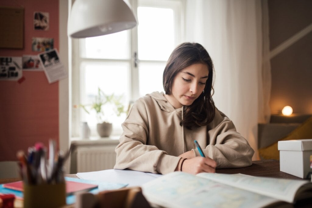 É importante realizar simulados com tempo semelhante ao Enem (Imagem: Halfpoint | Shutterstock) 