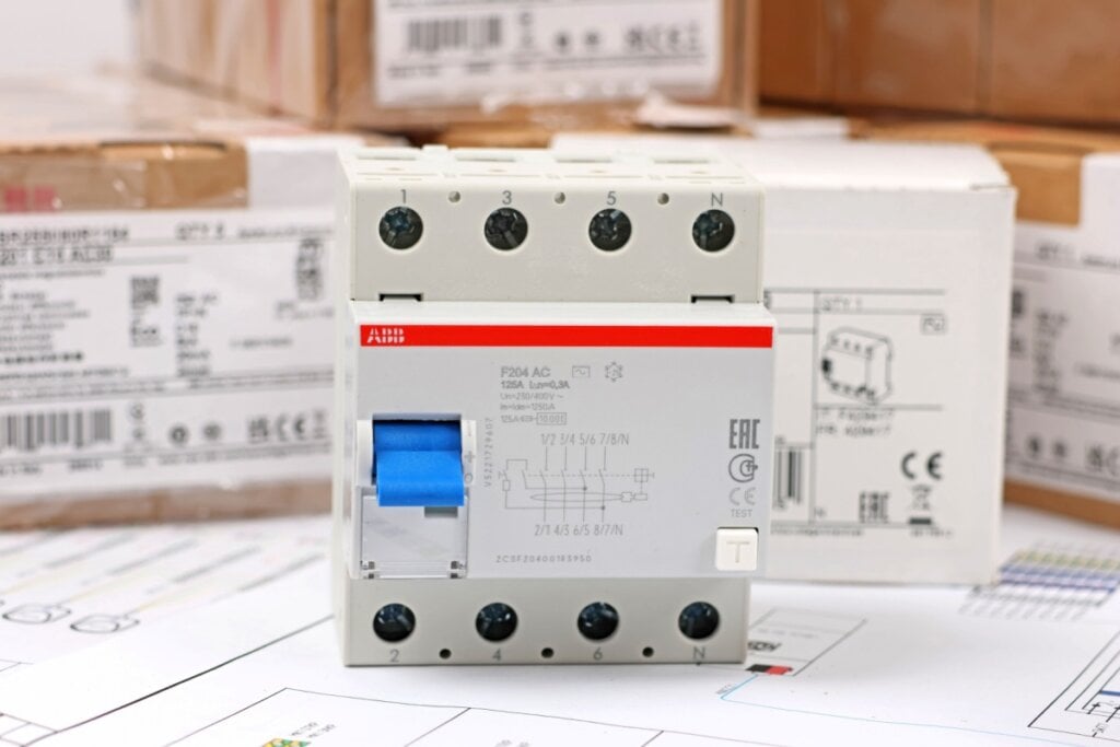 O IDR desliga automaticamente o fornecimentode energia ao detectar correntes de fuga que coloquem em perigo a saúde humana (Imagem: nelikdulatov | Shutterstock)