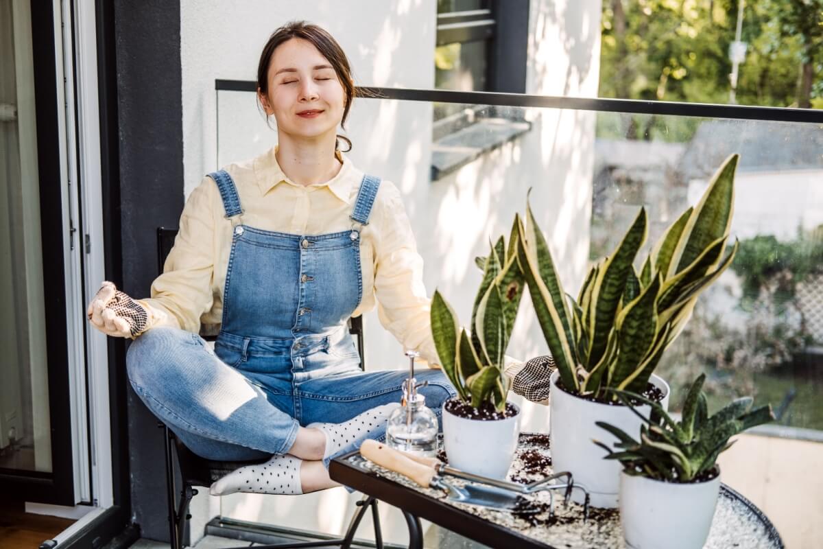 Pequenas práticas, como rituais ou investir em plantas, podem mudar a atmosfera do lar e trazer leveza ao cotidiano (Imagem: Iryna Imago | Shutterstock)