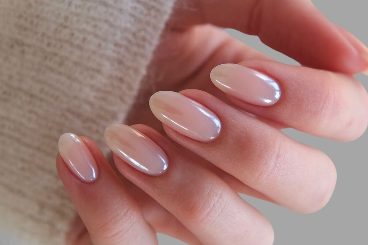 Unhas com acabamento espelhado seguem como a principal tendência de beleza (Imagem: Julian Photo Nail | Shutterstock)
