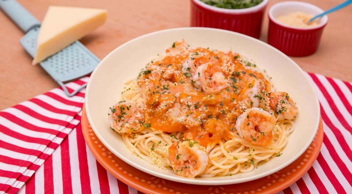 Espaguete ao molho de camarão com leite de coco