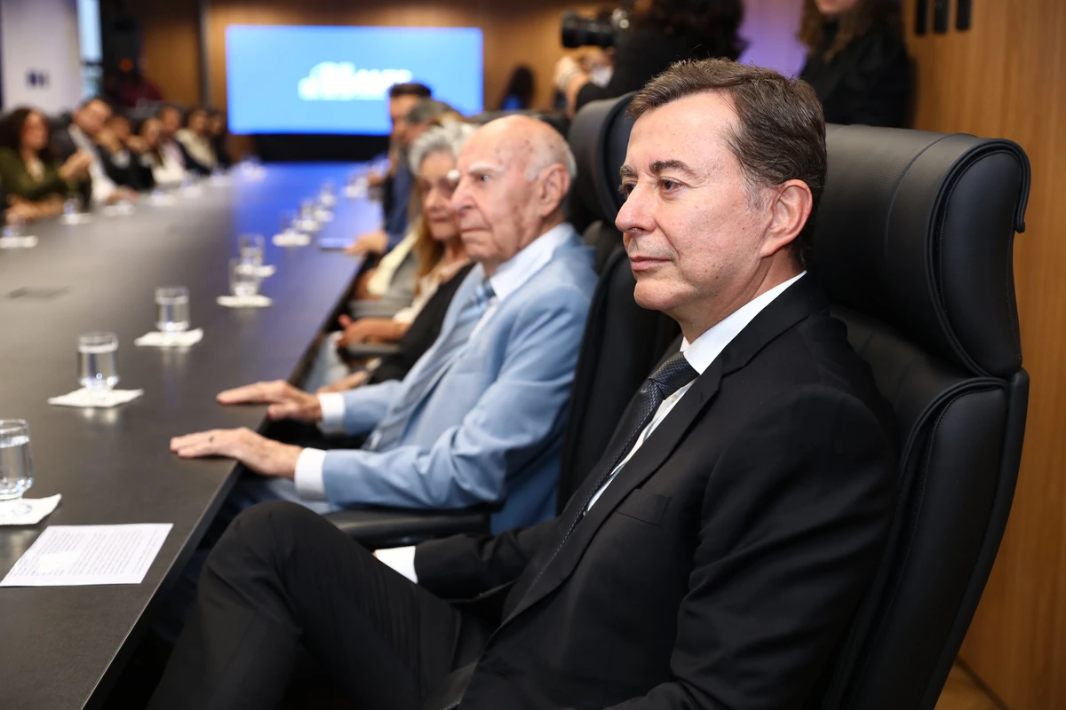 Fábio Coelho, CEO do Google no Brasil, sendo homenageado na Assembleia Legislativa