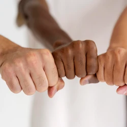 No Brasil, de acordo com o estudo “Na linha de frente”, organizado pela Justiça Global e Terra de Direitos, cerca de 55 pessoas que atuam na defesa de direitos humanos foram assassinadas nos anos de 2023 e 2024