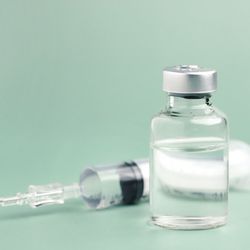 A distribuição será feita exclusivamente pelo Sistema Único de Saúde (SUS), onde o uso será ofertado gratuitamente