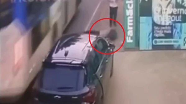 O pai do jovem contou à Polícia Militar que o filho teve ferimentos leves, apesar do forte impacto