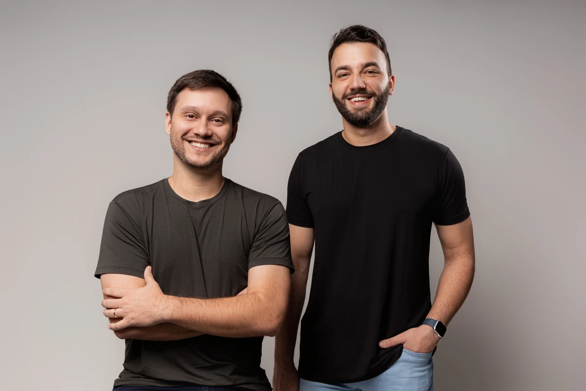 À esquerda, Thiago Barone (Cofounder e CMO) e a direita Vinicius Silvestrini (Fundador e CEO)