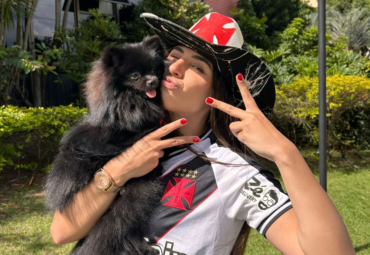 Cantora sertaneja Luiza Andrade e seu cachorro 