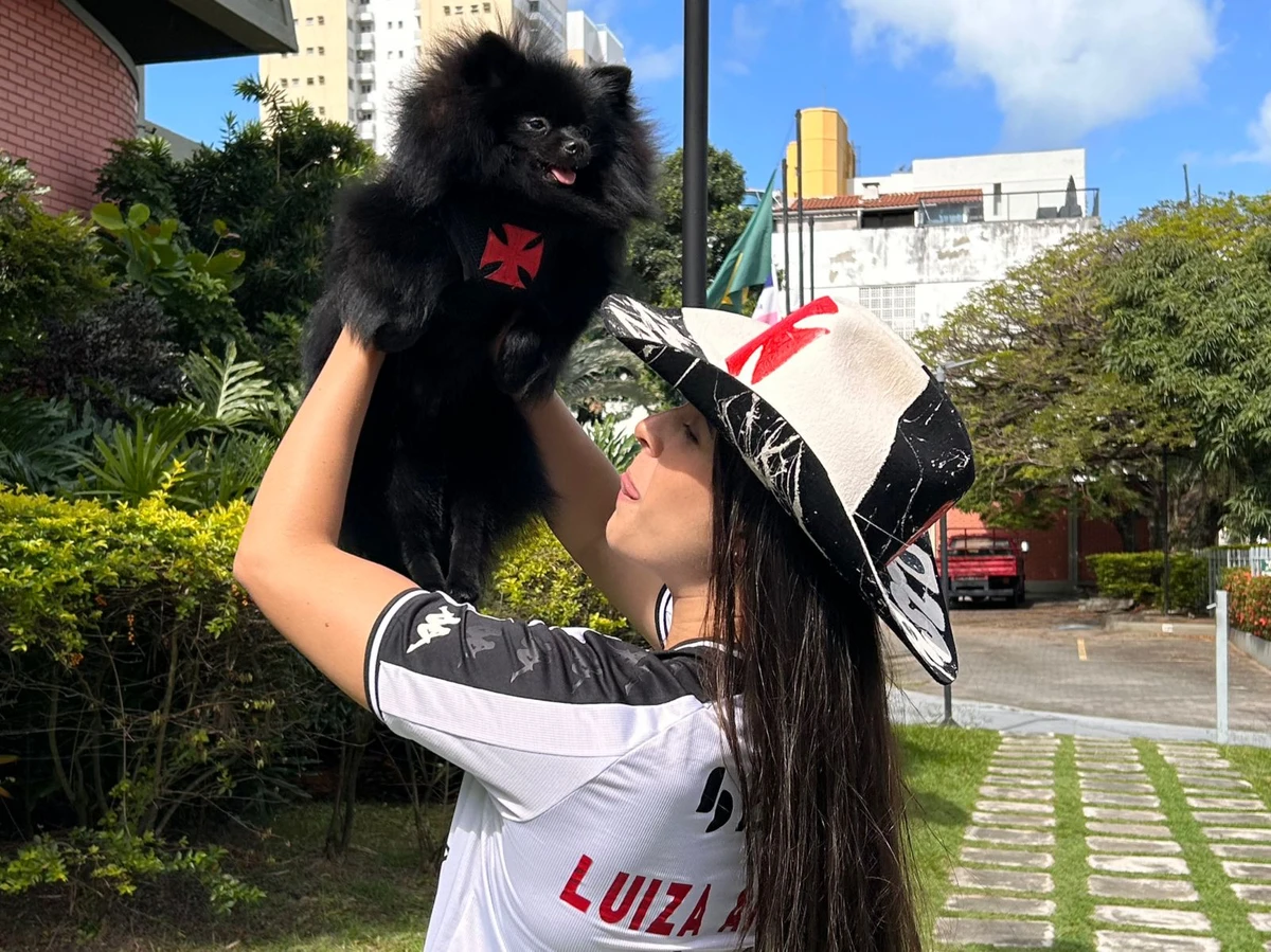 Cantora sertaneja Luiza Andrade e seu cachorro 
