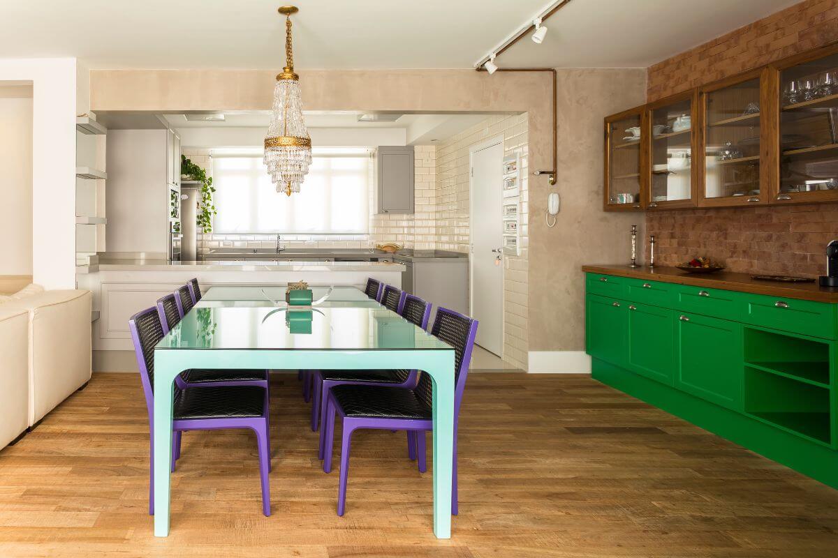 A paleta de cores tem o poder de transformar o clima dos ambientes (Imagem: Igor Strina | Projeto: Amarelo Rosa Arquitetura)