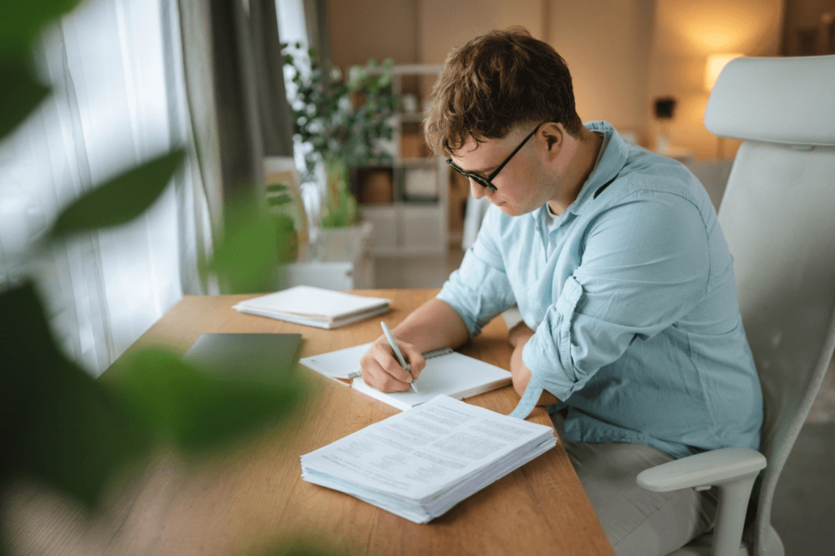 A Teoria de Resposta ao Item (TRI) avalia a coerência das respostas de cada participante (Imagem: Miljan Zivkovic | Shutterstock) 