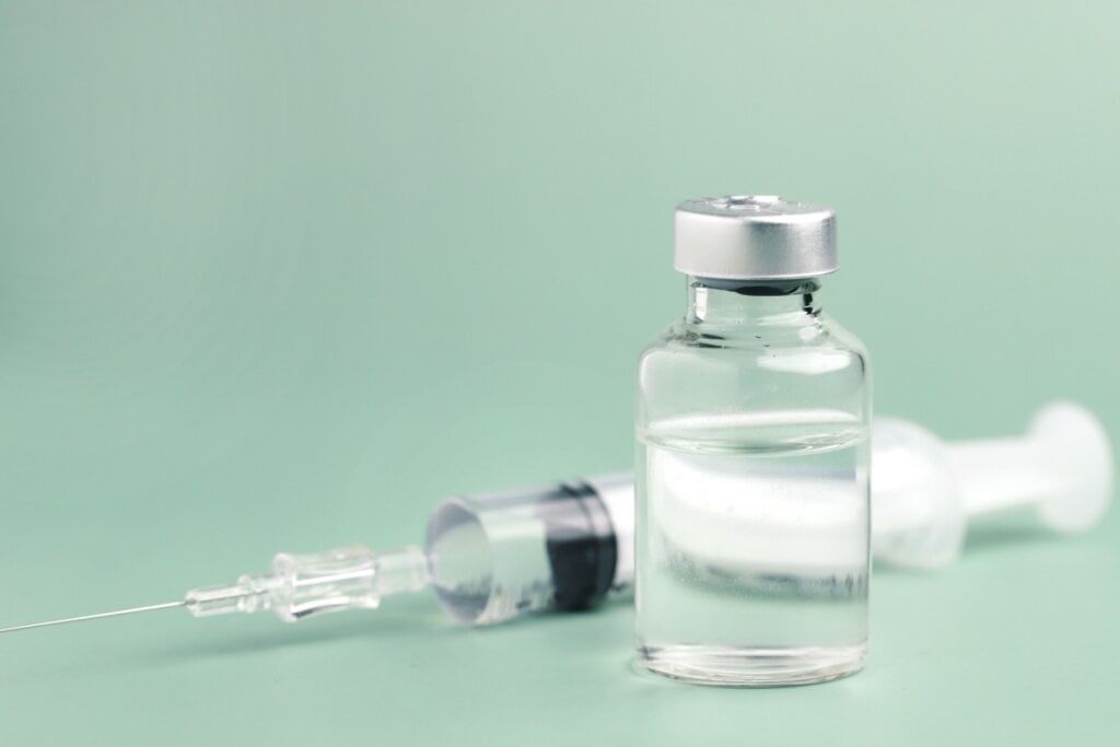 A vacinação garante a proteção contra a poliomielite (Imagem: eakasarn | Shutterstock) 