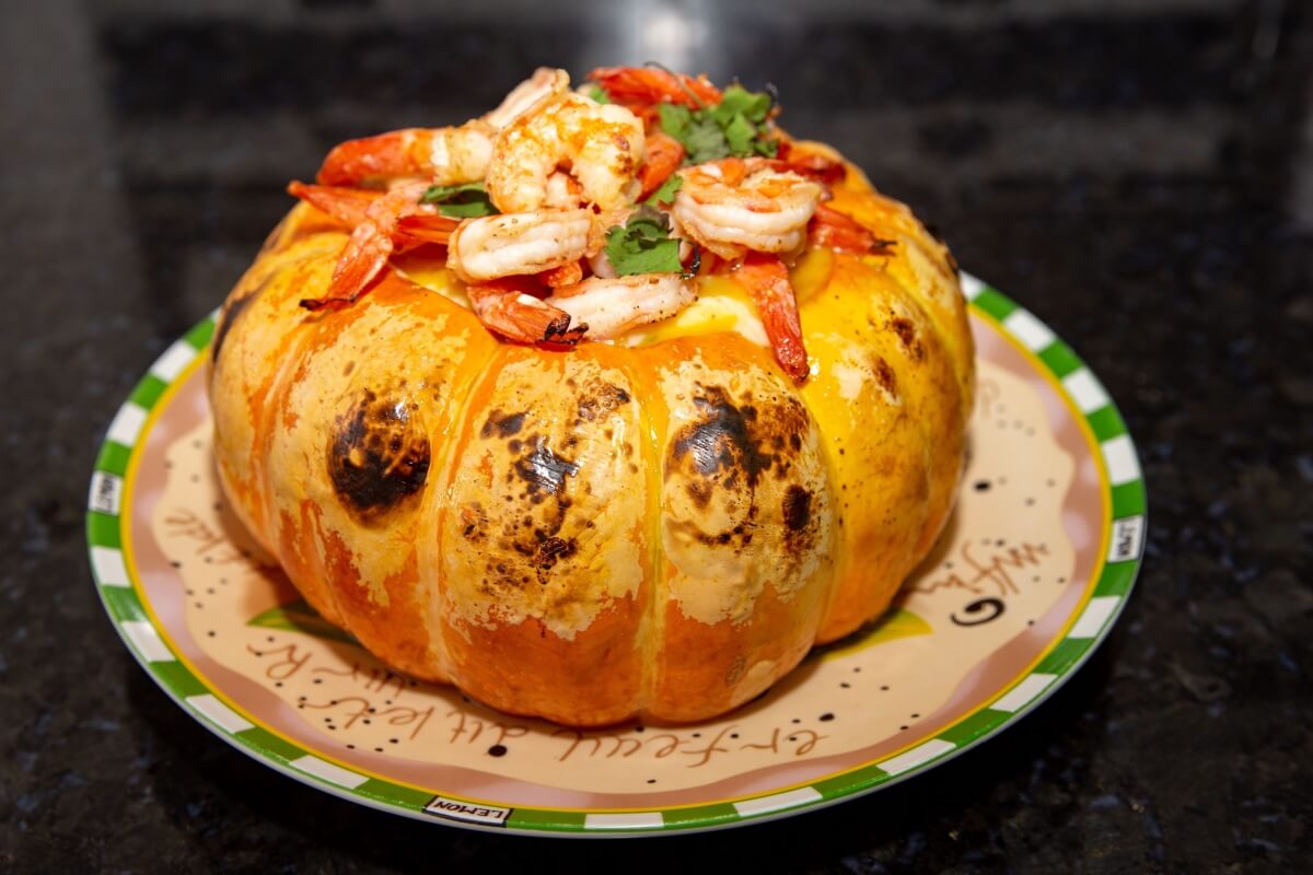 Camarão na abóbora-moranga (Imagem: Adilson Sochodolak | Shutterstock)