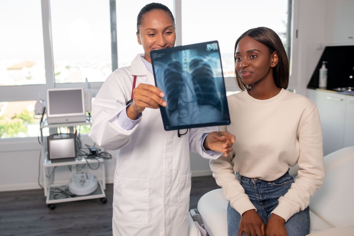 Grande parte dos danos à saúde dos pulmões poderia ser evitada com atitudes simples de prevenção (Imagem: KAMPUS | Shutterstock)