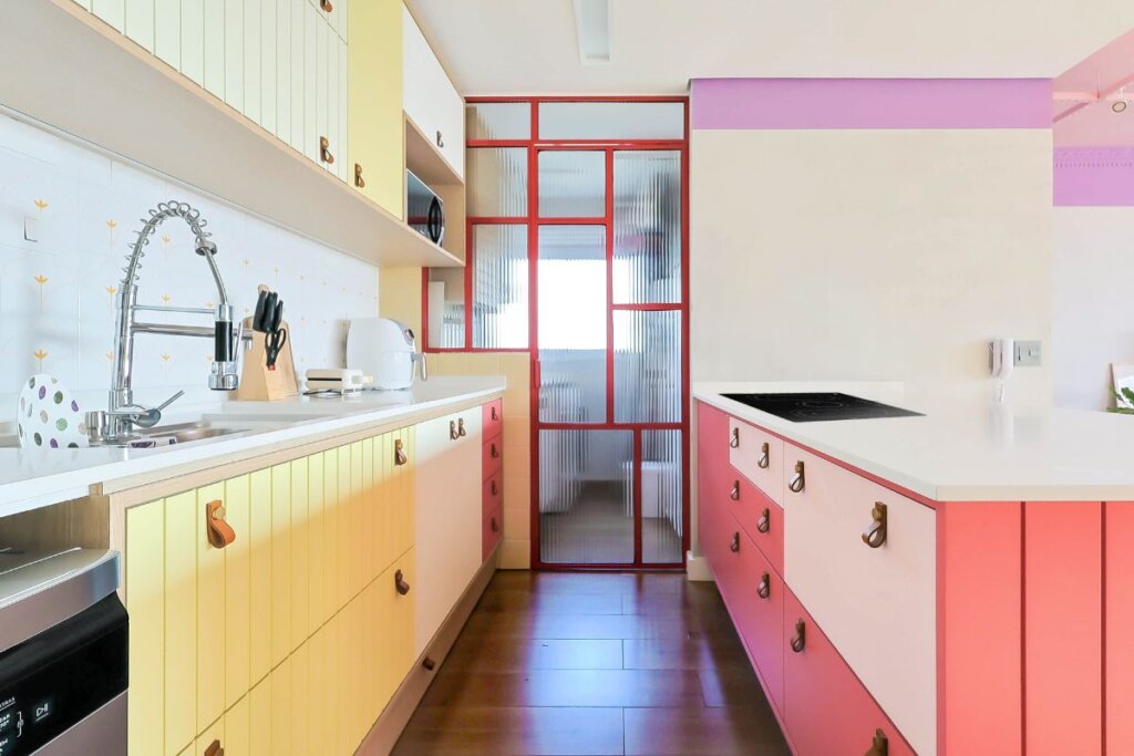 Mesclar tons quentes com cores neutras é sempre a melhor escolha (Imagem: Igor Strina | Projeto: Amarelo Rosa Arquitetura)