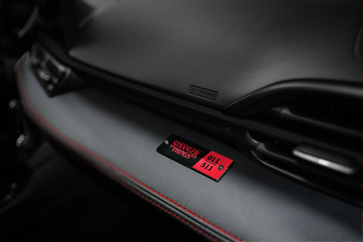 O SUV possui detalhes especiais, como a placa numerada que identifica cada exemplar por Stellantis/Divulgação