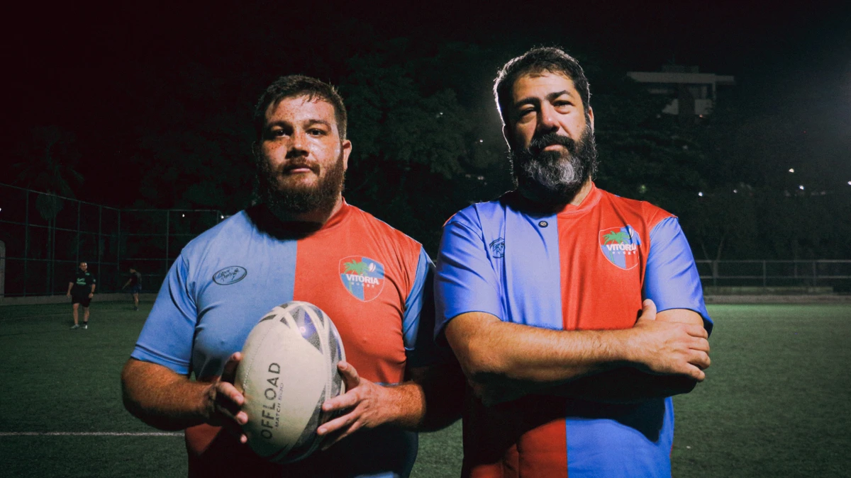 Na esquerda, o atual capitão do time, Grampola, e ao seu lado o primeiro capitão, atual treinador e jogador do Vitória Rugby, Kleston