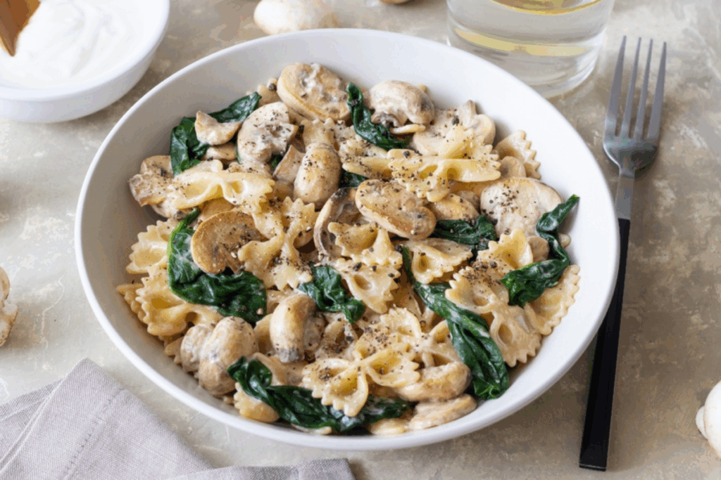 Macarrão gravatinha com cogumelo e espinafre (Imagem: Vladislav Chusov | Shutterstock)