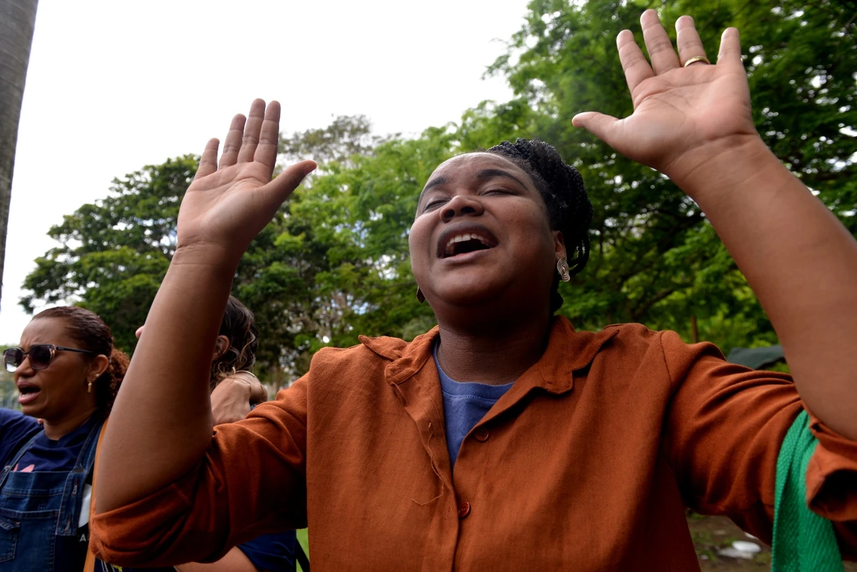 Culto reúne familiares e fiéis em oração por técnica internada em Vitória por Ricardo Mederios