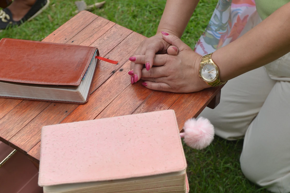 Culto reúne familiares e fiéis em oração por técnica internada em Vitória por Ricardo Medeiros