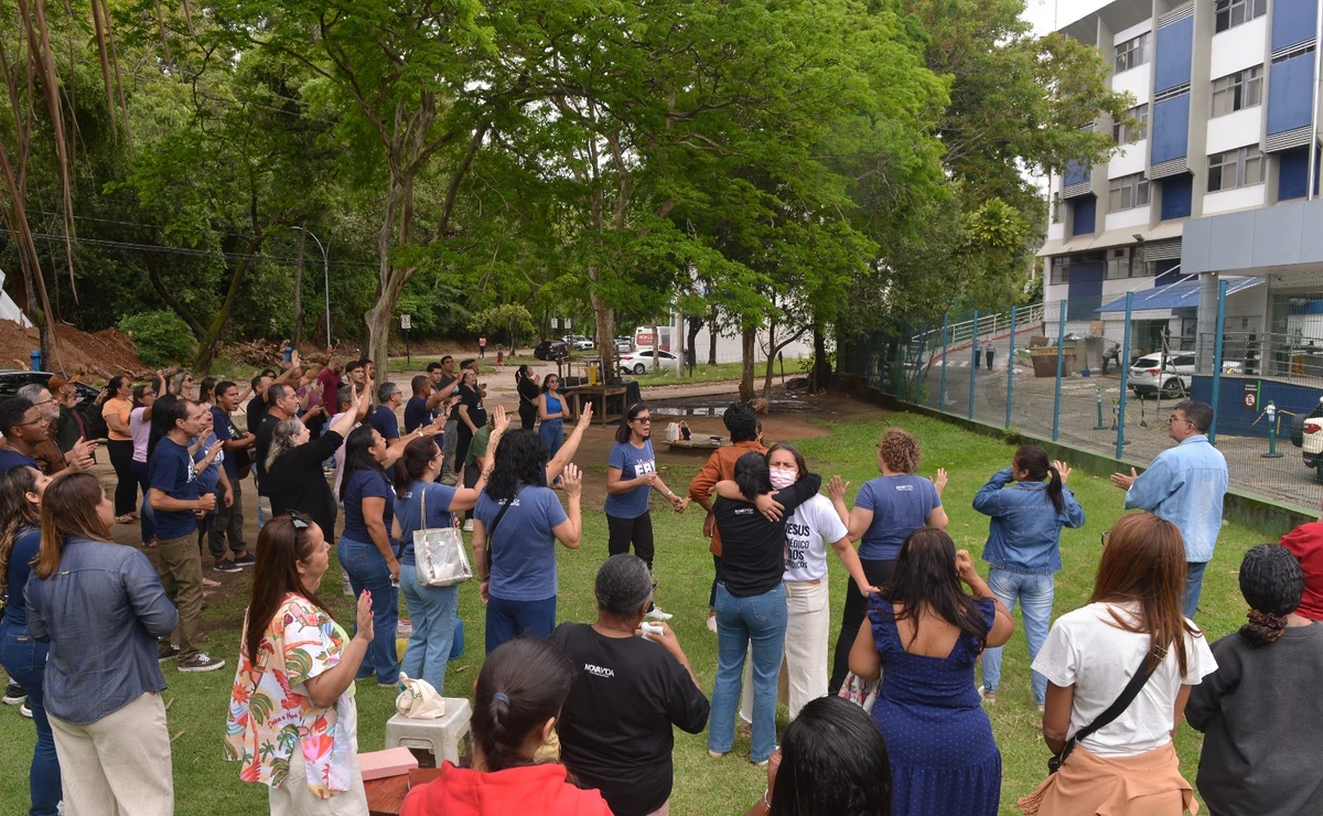 Culto reúne familiares e fiéis em oração por técnica internada em Vitória