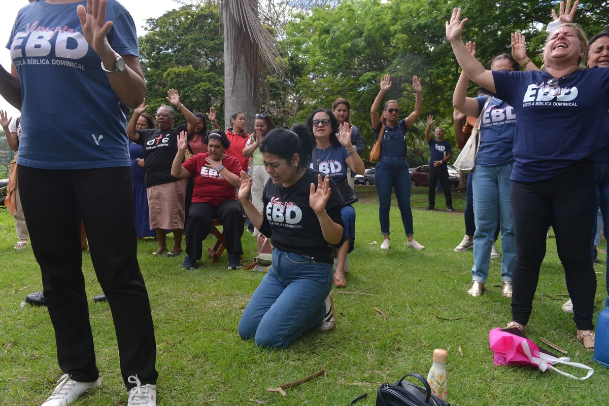 Culto reúne familiares e fiéis em oração por técnica internada em Vitória por Ricardo Medeiros