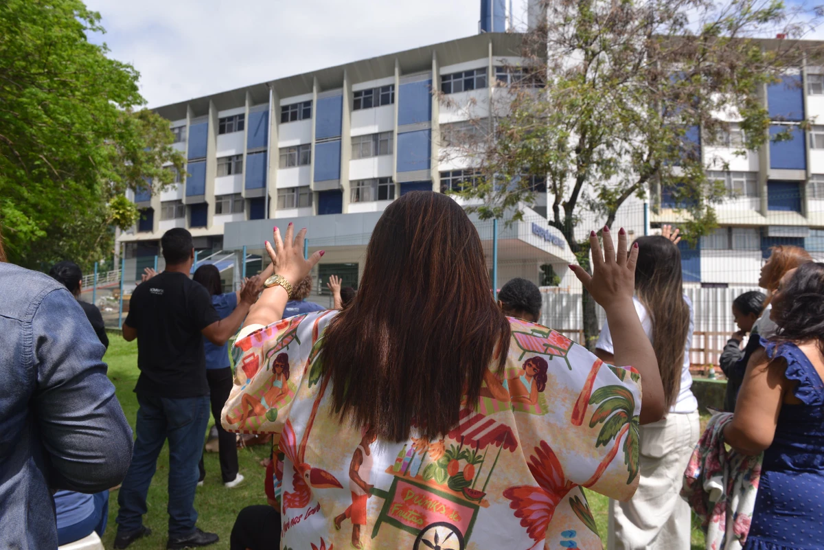 Culto reúne familiares e fiéis em oração por técnica internada em Vitória por Ricardo Medeiros