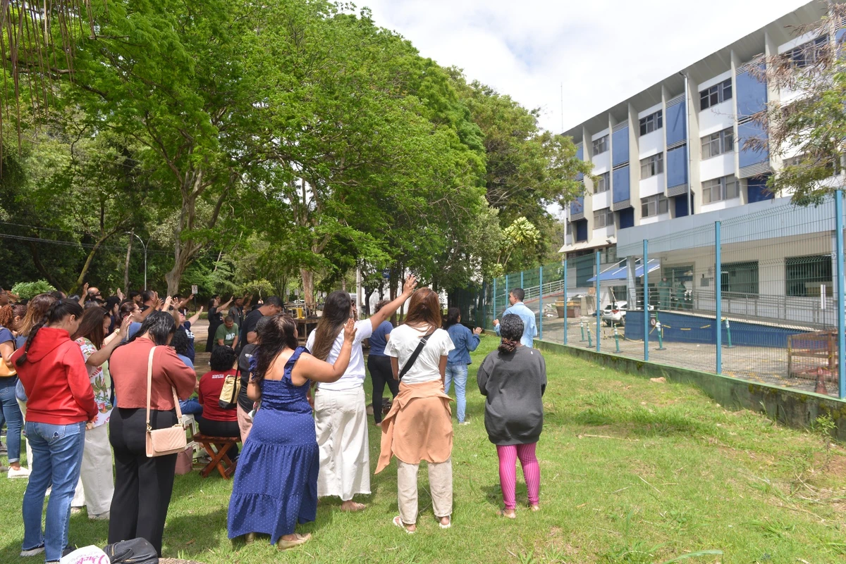 Culto reúne familiares e fiéis em oração por técnica internada em Vitória por Ricardo Medeiros