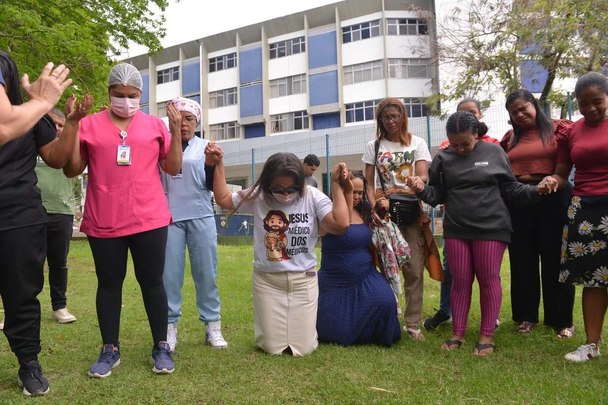 Culto reúne familiares e fiéis em oração por técnica internada em Vitória por Ricardo Medeiros