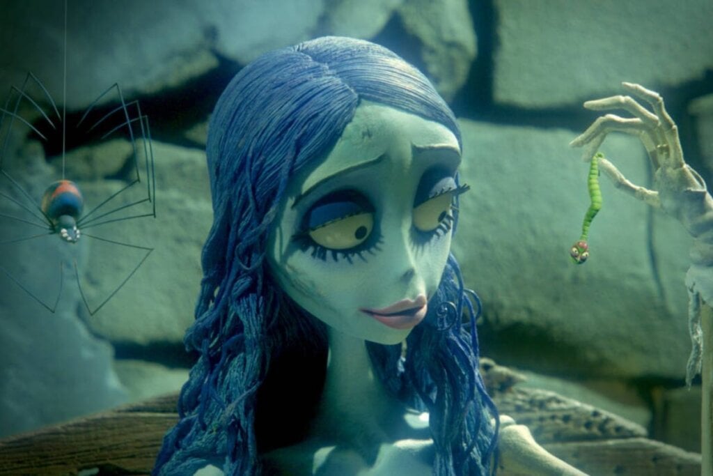 O penteado de Emily é ideal para quem prefere cabelo meio preso, com ondas soltas e volumosas (Imagem: Reprodução digital | Warner Bros. Pictures e Warner Bros. Entertainment)