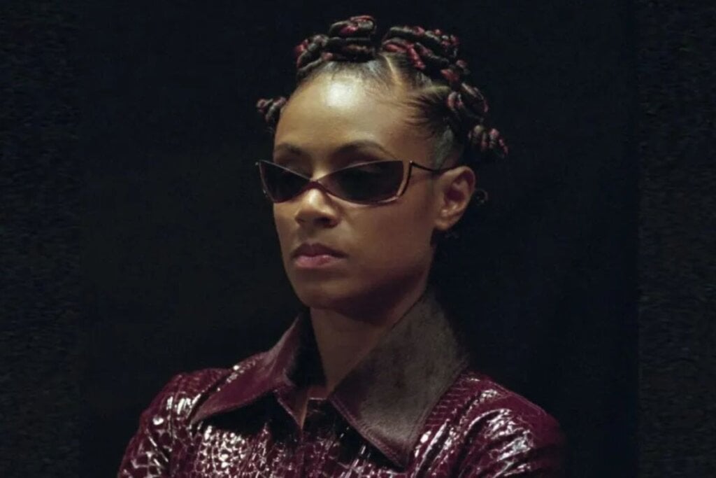 O penteado de Niobe é ousado e destaca o visual (Imagem: Reprodução digital | Warner Bros. Pictures e Warner Bros. Entertainment)