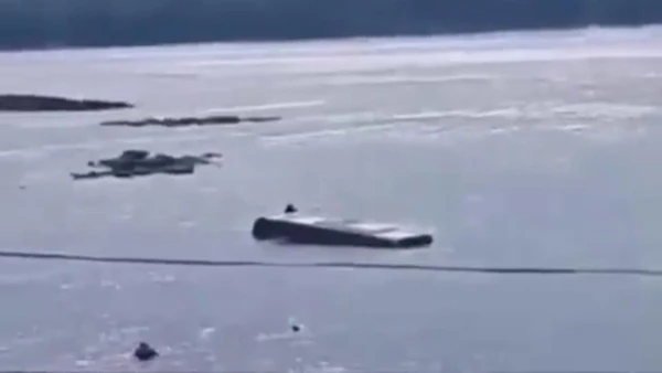 Um ônibus de turismo com 50 pessoas, sendo 48 passageiros e dois motoristas, caiu no rio Tocantins, em Tocantinópolis, na região norte do estado, na madrugada deste domingo (26)