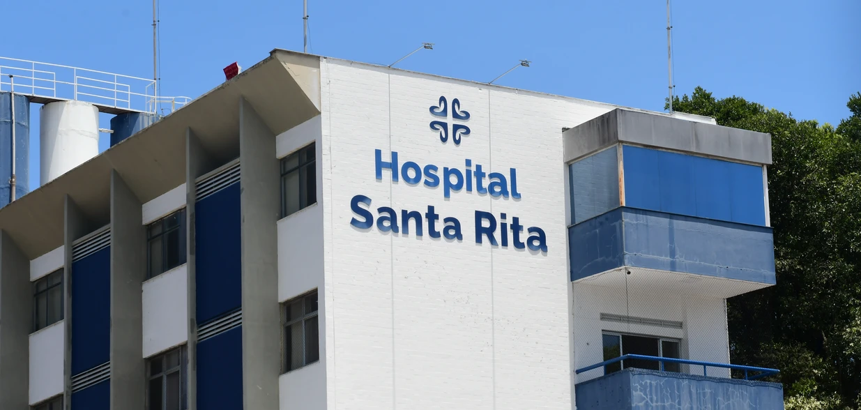 Este tipo de fungo é encontrado em fezes de aves e morcegos, mas a investigação sobre o surto ainda não está concluída