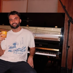 O cantor Silva é atração confirmada do evento de reabertura do Teatro Carlos Gomes