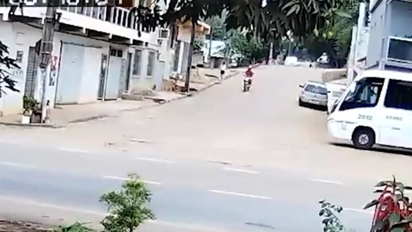 O piloto ficou ferido e preciso de atendimento médico; no hospital, ele relatou à PM que achou que daria tempo de atravessar a pista antes de o carro passar