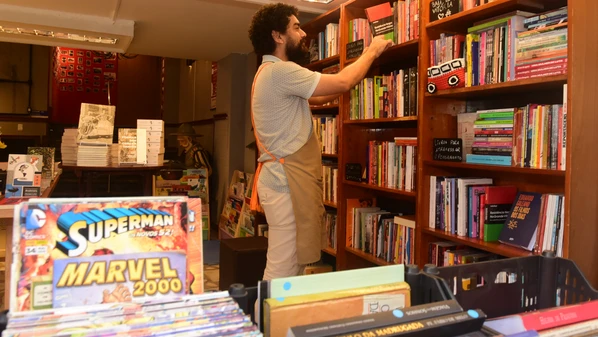 Veja a história e os endereços dos espaços que viraram alternativa para manter o hábito da leitura na Grande Vitória, mesmo em meio à era digital