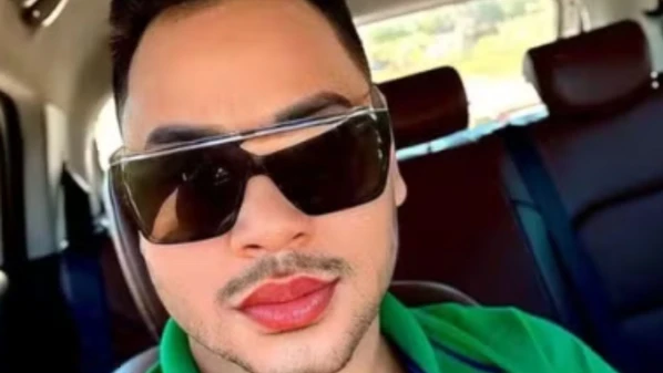 Gefferson William dos Santos, 33, conhecido como Rei do Fuá, chegava em casa de carro quando foi surpreendido por um homem em uma moto, que fez os disparos; ele morreu no local