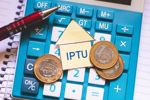 É importante entender que o IPTU e as taxas são obrigações reais, ligadas ao imóvel — e não pessoais.