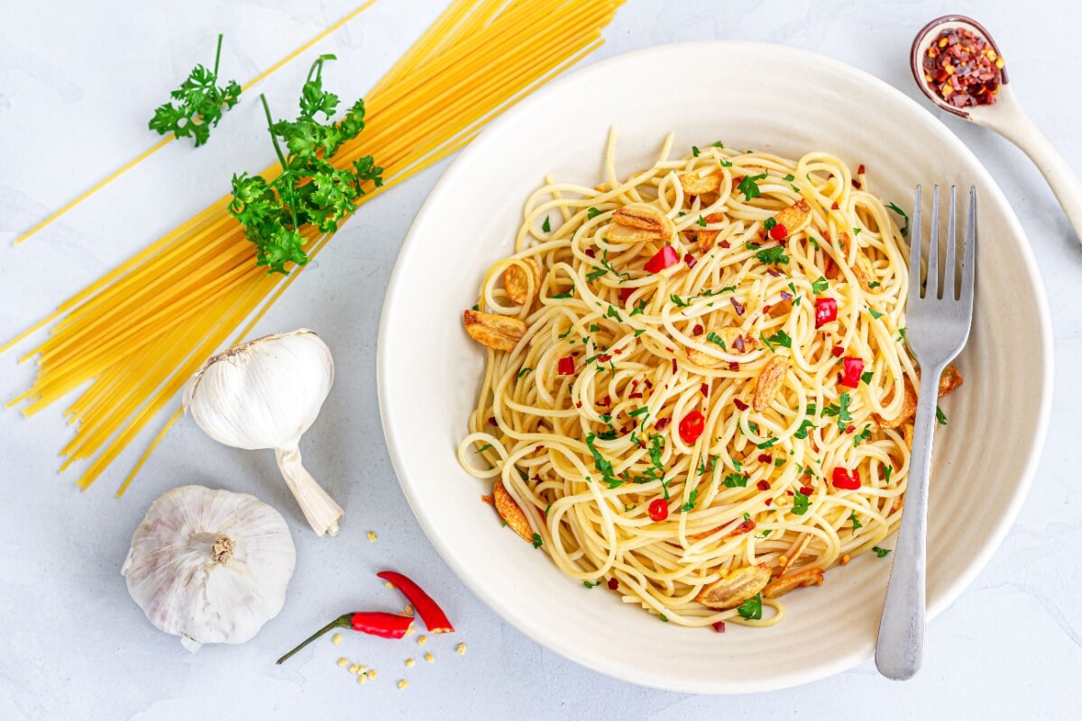 Espaguete ao alho e óleo apimentado (Imagem: Ravsky | Shutterstock)