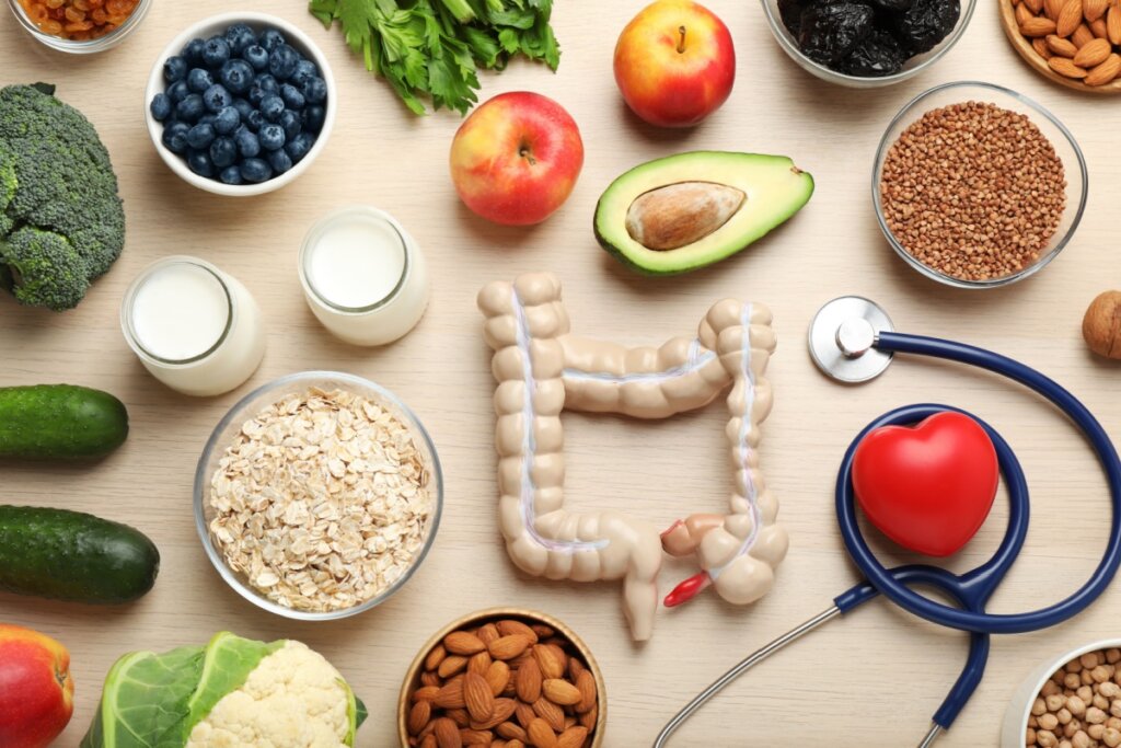 O cuidado com a alimentação é essencial para o intestino funcionar corretamente (Imagem: New Africa | Shutterstock)