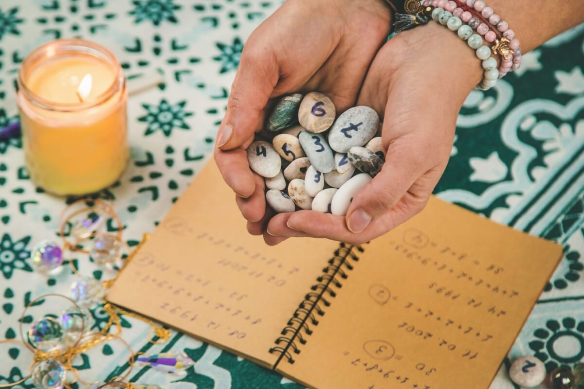 Os últimos dias de outubro serão marcados por encerramentos e recomeços (Imagem: Tatevosian Yana | Shutterstock)